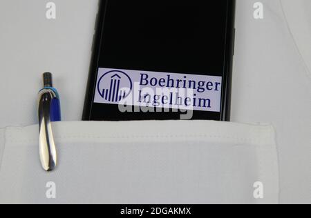 Viersen, Allemagne - avril 9. 2020: Gros plan de l'écran de téléphone mobile avec le logo de la société pharmaceutique Boehringer Ingelheim dans la poche de whit Banque D'Images