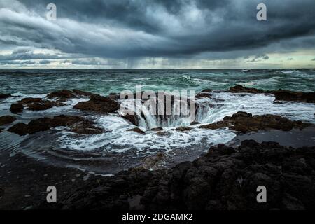 Stormy Day à Thor's Well, Oregon, États-Unis Banque D'Images