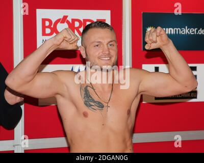 Léger boxeur poids lourd Adam Deines ses boxe peser dans avant Lutte contre Zoltan Sera 2.3.19 Banque D'Images