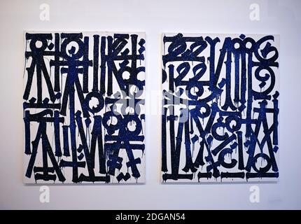 Retna ( Marquis Lewis ) l'artiste de rue international dont la signature hiéroglyphiques sont très convoités par les collectionneurs des deux côtés de l'Atlantique , Dévoilée de nouvelles œuvres jamais vues dans une exposition intitulée Valle de Guadalipe le 8 décembre 2020 à HOFA Gallery Londres . ces peintures bientôt à sortir varient en taille , y compris trois diptychs , Et ils mettent en valeur le style caractéristique de RETNA imprégné de vigueur rajeunie , de lumière calligraphique et de précision accrue découlant de la clarté créative renouvelée de l'artiste . Rouge vif, terre cuite et marron et scripts écrits en or . Banque D'Images