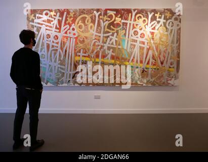 Retna ( Marquis Lewis ) l'artiste de rue international dont la signature hiéroglyphiques sont très convoités par les collectionneurs des deux côtés de l'Atlantique , Dévoilée de nouvelles œuvres jamais vues dans une exposition intitulée Valle de Guadalipe le 8 décembre 2020 à HOFA Gallery Londres . ces peintures bientôt à sortir varient en taille , y compris trois diptychs , Et ils mettent en valeur le style caractéristique de RETNA imprégné de vigueur rajeunie , de lumière calligraphique et de précision accrue découlant de la clarté créative renouvelée de l'artiste . Rouge vif, terre cuite et marron et scripts écrits en or . Banque D'Images