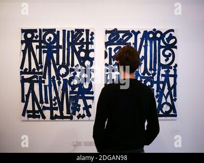 Retna ( Marquis Lewis ) l'artiste de rue international dont la signature hiéroglyphiques sont très convoités par les collectionneurs des deux côtés de l'Atlantique , Dévoilée de nouvelles œuvres jamais vues dans une exposition intitulée Valle de Guadalipe le 8 décembre 2020 à HOFA Gallery Londres . ces peintures bientôt à sortir varient en taille , y compris trois diptychs , Et ils mettent en valeur le style caractéristique de RETNA imprégné de vigueur rajeunie , de lumière calligraphique et de précision accrue découlant de la clarté créative renouvelée de l'artiste . Rouge vif, terre cuite et marron et scripts écrits en or . Banque D'Images