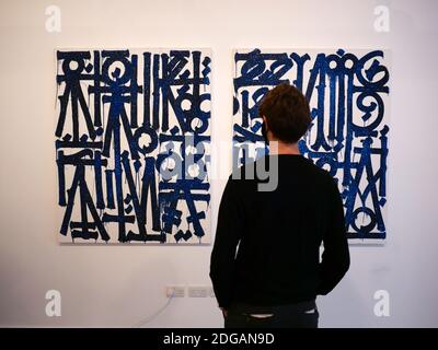 Retna ( Marquis Lewis ) l'artiste de rue international dont la signature hiéroglyphiques sont très convoités par les collectionneurs des deux côtés de l'Atlantique , Dévoilée de nouvelles œuvres jamais vues dans une exposition intitulée Valle de Guadalipe le 8 décembre 2020 à HOFA Gallery Londres . ces peintures bientôt à sortir varient en taille , y compris trois diptychs , Et ils mettent en valeur le style caractéristique de RETNA imprégné de vigueur rajeunie , de lumière calligraphique et de précision accrue découlant de la clarté créative renouvelée de l'artiste . Rouge vif, terre cuite et marron et scripts écrits en or . Banque D'Images