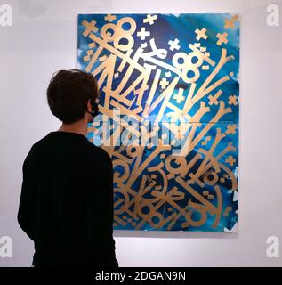 Retna ( Marquis Lewis ) l'artiste de rue international dont la signature hiéroglyphiques sont très convoités par les collectionneurs des deux côtés de l'Atlantique , Dévoilée de nouvelles œuvres jamais vues dans une exposition intitulée Valle de Guadalipe le 8 décembre 2020 à HOFA Gallery Londres . ces peintures bientôt à sortir varient en taille , y compris trois diptychs , Et ils mettent en valeur le style caractéristique de RETNA imprégné de vigueur rajeunie , de lumière calligraphique et de précision accrue découlant de la clarté créative renouvelée de l'artiste . Rouge vif, terre cuite et marron et scripts écrits en or . Banque D'Images