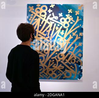 Retna ( Marquis Lewis ) l'artiste de rue international dont la signature hiéroglyphiques sont très convoités par les collectionneurs des deux côtés de l'Atlantique , Dévoilée de nouvelles œuvres jamais vues dans une exposition intitulée Valle de Guadalipe le 8 décembre 2020 à HOFA Gallery Londres . ces peintures bientôt à sortir varient en taille , y compris trois diptychs , Et ils mettent en valeur le style caractéristique de RETNA imprégné de vigueur rajeunie , de lumière calligraphique et de précision accrue découlant de la clarté créative renouvelée de l'artiste . Rouge vif, terre cuite et marron et scripts écrits en or . Banque D'Images
