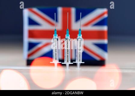 Nuremberg, Allemagne. 06e décembre 2020. L'autorité d'approbation britannique MHRA a accordé une approbation d'urgence au nouveau vaccin ARNm BNT162b2 de la société allemande Biontech et du partenaire logistique et de production américain Pfizer. (Image de symbole, image de thème) | usage dans le monde crédit : dpa/Alay Live News Banque D'Images