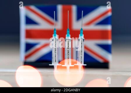 Nuremberg, Allemagne. 06e décembre 2020. L'autorité d'approbation britannique MHRA a accordé une approbation d'urgence au nouveau vaccin ARNm BNT162b2 de la société allemande Biontech et du partenaire logistique et de production américain Pfizer. (Image de symbole, image de thème) | usage dans le monde crédit : dpa/Alay Live News Banque D'Images