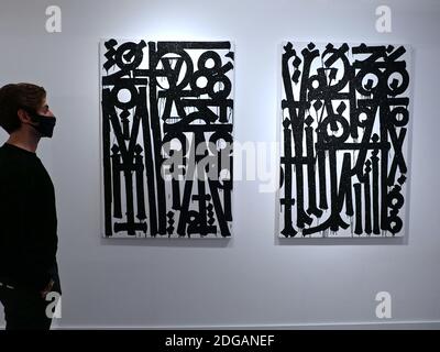 Retna ( Marquis Lewis ) l'artiste de rue international dont la signature hiéroglyphiques sont très convoités par les collectionneurs des deux côtés de l'Atlantique , Dévoilée de nouvelles œuvres jamais vues dans une exposition intitulée Valle de Guadalipe le 8 décembre 2020 à HOFA Gallery Londres . ces peintures bientôt à sortir varient en taille , y compris trois diptychs , Et ils mettent en valeur le style caractéristique de RETNA imprégné de vigueur rajeunie , de lumière calligraphique et de précision accrue découlant de la clarté créative renouvelée de l'artiste . Rouge vif, terre cuite et marron et scripts écrits en or . Banque D'Images
