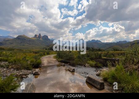 Pont d'eau bas sur le chemin du Drakensberg Banque D'Images