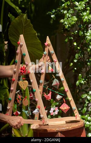 Décoration de Noël suspendue sur le sapin à l'extérieur, à l'extérieur Banque D'Images