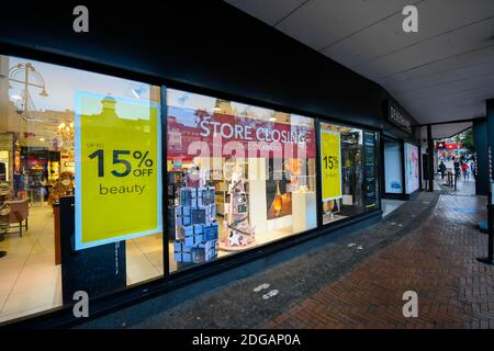 Bournemouth, Dorset, Royaume-Uni. 8 décembre 2020. Vue générale à l'extérieur du grand magasin Debenhams de Bournemouth à Dorset, qui doit fermer si un accord de sauvetage avec les groupes Fraser Mike Ashley est rejeté. Crédit photo : Graham Hunt/Alamy Live News Banque D'Images