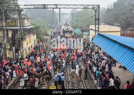 Kolkata, Inde. 08 décembre 2020. Les partisans du parti communiste détiennent des drapeaux alors qu'ils bloquent le chemin de fer pendant la manifestation. La grève de toute l'Inde, organisée par les syndicats agricoles contre les nouvelles lois sur l'agriculture, est soutenue par les partis d'opposition. Crédit : SOPA Images Limited/Alamy Live News Banque D'Images