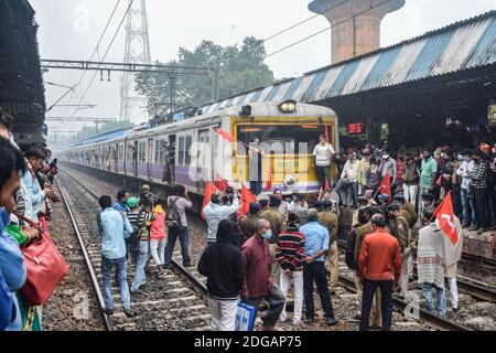 Kolkata, Inde. 08 décembre 2020. Les partisans du parti communiste bloquent le chemin de fer pendant la manifestation. La grève de toute l'Inde, organisée par les syndicats agricoles contre les nouvelles lois sur l'agriculture, est soutenue par les partis d'opposition. Crédit : SOPA Images Limited/Alamy Live News Banque D'Images