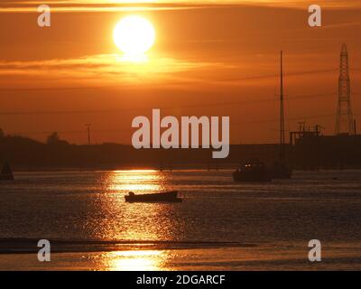 Queenborough, Kent, Royaume-Uni. 8 décembre 2020. Coucher de soleil à Queenborough, Kent. Crédit : James Bell/Alay Live News Banque D'Images