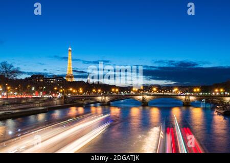 La tour Eiffel et le Pont de la Concorde la nuit, vus du Pont Alexandre III, Paris, France Banque D'Images