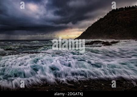 Thor's Well, Cape Perpetua, Oregon, États-Unis, Color image Banque D'Images