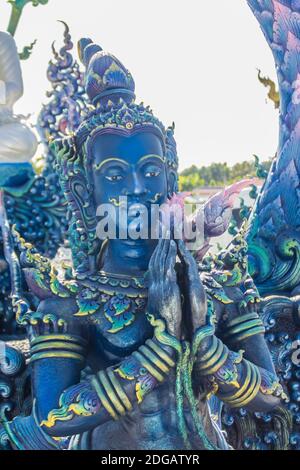 Sculpture d'animaux sauvages Himavanta au temple Wat Rong Suea Ten, Chiang Rai, Thaïlande. Le Himavanta est une forêt légendaire qui entoure la base de Banque D'Images