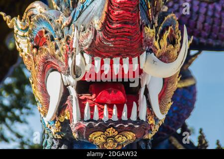 Sculpture d'animaux sauvages Himavanta au temple Wat Rong Suea Ten, Chiang Rai, Thaïlande. Le Himavanta est une forêt légendaire qui entoure la base de Banque D'Images