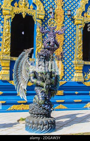 Sculpture d'animaux sauvages Himavanta au temple Wat Rong Suea Ten, Chiang Rai, Thaïlande. Le Himavanta est une forêt légendaire qui entoure la base de Banque D'Images