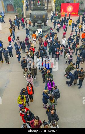 Foule au temple de Jingan, Shanghai, Chine Banque D'Images