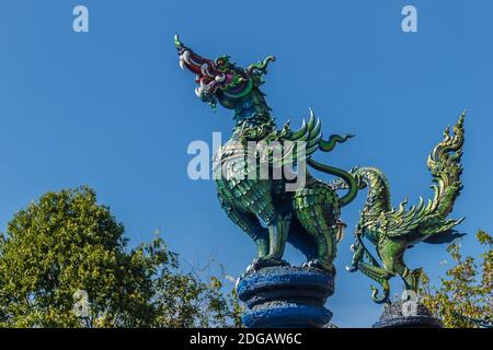 Sculpture d'animaux sauvages Himavanta au temple Wat Rong Suea Ten, Chiang Rai, Thaïlande. Le Himavanta est une forêt légendaire qui entoure la base de Banque D'Images