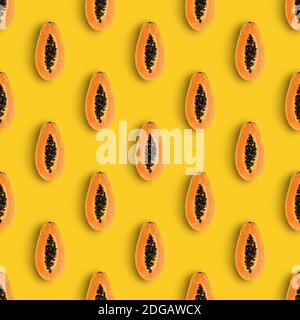 Motif été réalisé avec de la papaye orange sur fond jaune clair. Concept d'été minimal. Vue isométrique. Banque D'Images