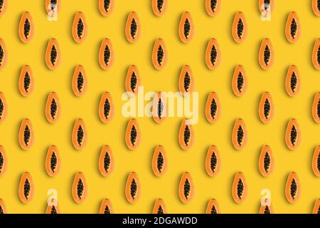 Motif été réalisé avec de la papaye orange sur fond jaune clair. Concept d'été minimal. Vue isométrique. Banque D'Images