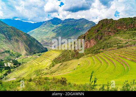 Vue sur la terrasse de l'Inca sur la montagne dans la vallée sacrée de l'Inca à Pisac, Pérou Banque D'Images