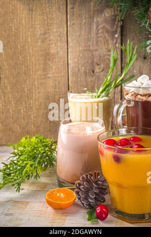 Ensemble de différentes boissons de Noël et d'hiver. Un assortiment de cocktails de Noël, boissons chaudes et froides, dans un cadre confortable en bois maison avec Noël d Banque D'Images