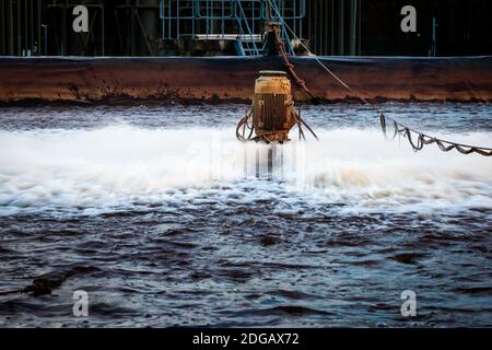 Pompe d'aération dans un bassin d'aération pour pompage contaminé eaux souterraines Banque D'Images