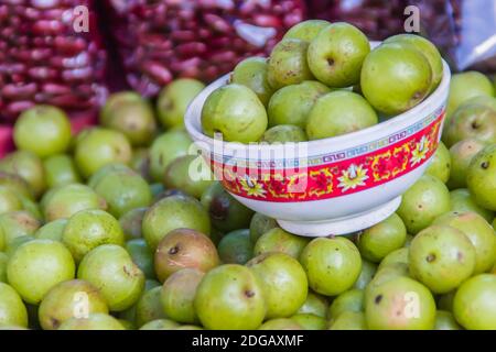 La groseille de chèvre indienne (Phyllanthus emblica), aussi connue sous le nom de myrobalan emblématique, myrobalan, groseille de chèvre indienne, arbre de Malacca ou fruit de l'amla. fru embolique Banque D'Images