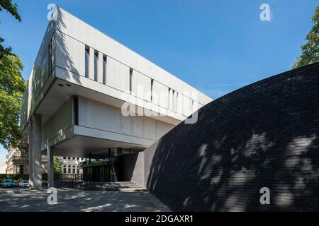 Vue oblique de l'entrée principale, élévation ouest. Royal College of Physicians, Londres, Royaume-Uni. Architecte : Denys Lasdun, 1964. Banque D'Images