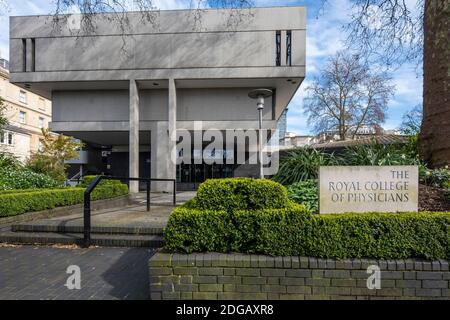 Vue axiale de l'entrée principale, élévation ouest montrant le nom du bâtiment coupé en pierre par Cardozo Kindersley Workshop. Collège royal des médecins, Londres, ONU Banque D'Images