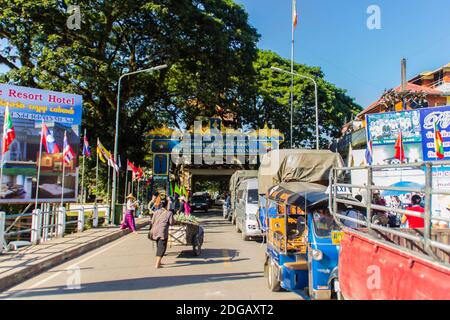 Tachileik, Myanmar - 18 novembre 2017 : des touristes ont visité le marché frontalier de Tachileik depuis Mae Sai, Thaïlande. Tachilek ou Tha Khi Lek est une ville frontalière en t Banque D'Images