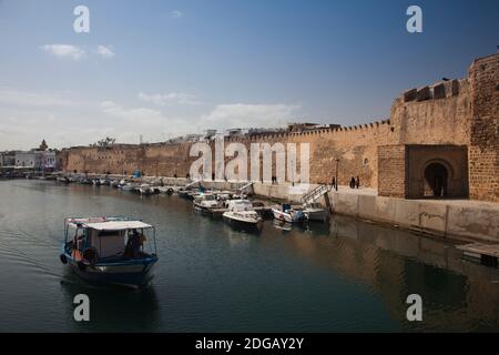 Bateaux amarrés dans un vieux port, Bizerte, gouvernorat de Bizerte, Tunisie Banque D'Images