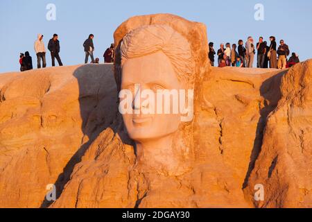 Tourisme à un monument, Belvedere Rocks, Tozeur, Tunisie Banque D'Images