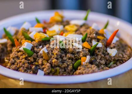 Pâte de Chili traditionnelle thaïlandaise nommée 'Namprik long Rua' à vendre sur le marché alimentaire local. Banque D'Images