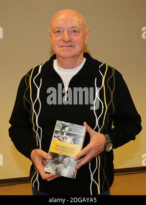 Lutz Lindemann, joueur de football de GDR, lisant un livre à Magdebourg 2019 Banque D'Images