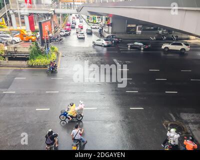 Bangkok, Thaïlande - 14 octobre 2017 : les motos et les voitures sont rapides lorsque le panneau vert apparaît aux quatre intersections de Saladaeng, à proximité de S Banque D'Images