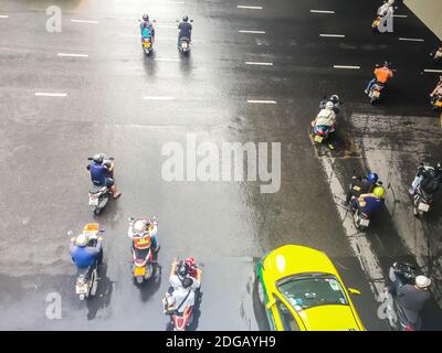Bangkok, Thaïlande - 14 octobre 2017 : les motos et les voitures sont rapides lorsque le panneau vert apparaît aux quatre intersections de Saladaeng, à proximité de S Banque D'Images