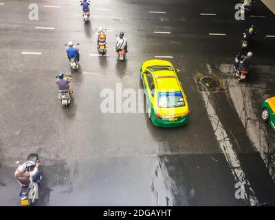 Bangkok, Thaïlande - 14 octobre 2017 : les motos et les voitures sont rapides lorsque le panneau vert apparaît aux quatre intersections de Saladaeng, à proximité de S Banque D'Images