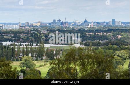 Vue sur la ville de Birmingham depuis les collines proches de Lickey. Banque D'Images
