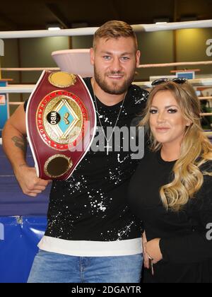 WBO Inter-Conti champion poids lourds Tom Schwarz ses boxe avec petite amie Tessa Banque D'Images