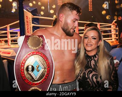 WBO Inter-Conti champion poids lourds Tom Schwarz ses boxe avec petite amie Tessa Banque D'Images