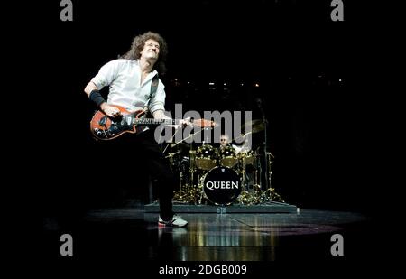Brian May et Roger Taylor du groupe de rock Queen se sont produits sur scène lors de la soirée d'ouverture de la comédie musicale « We will Rock You » à Birmingham, Angleterre, Royaume-Uni Banque D'Images