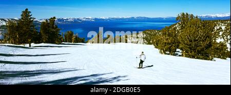 Ski touristique dans une station de ski, Heavenly Mountain Resort, Lake Tahoe, frontière Californie-Nevada, États-Unis Banque D'Images