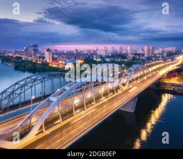 Vue aérienne du magnifique pont la nuit à Kiev, Ukraine Banque D'Images