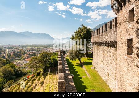 Vue depuis le château de Montebello situé sur une colline rocheuse à l'est de Bellinzona, Tessin, Suisse Banque D'Images