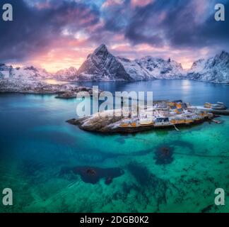 Vue aérienne de Hamnoy au coucher du soleil spectaculaire en hiver en Norvège Banque D'Images