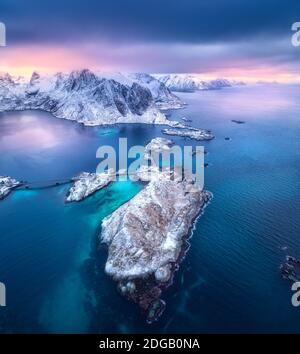 Vue aérienne de Hamnoy au coucher du soleil spectaculaire en hiver en Norvège Banque D'Images